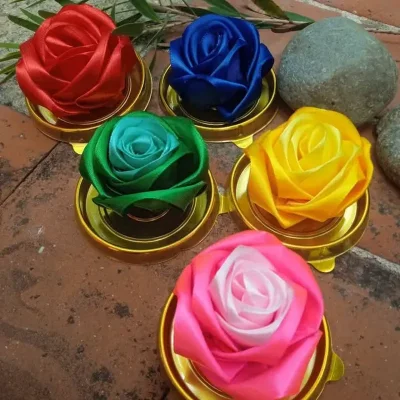 Rosas decorativas y porta incienso