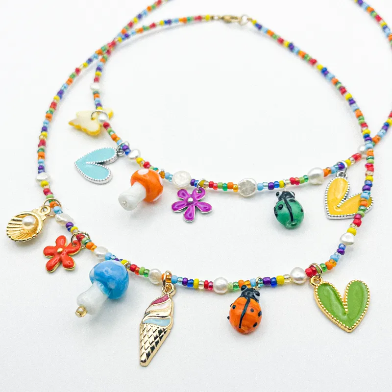 Collar de cuentas con dijes