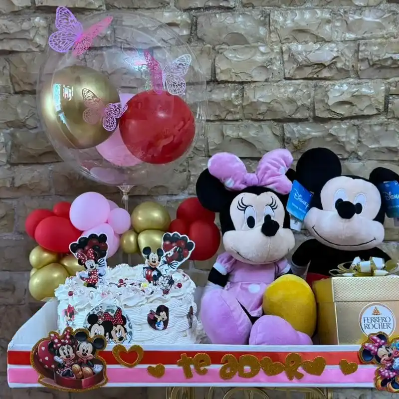 Super bandeja para mi persona favorita   ( Bandeja decorada con globo burbuja surtida de panetela con mensaje oculto, pareja de Mini y Miki y caja de bombones Ferrero Rocher )