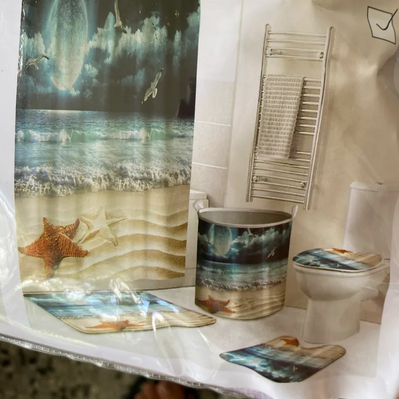 Set de cortinas, alfombras y cesto para baños