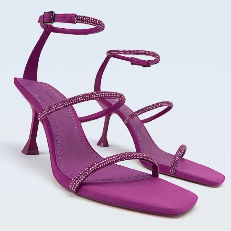 Sandalias moradas de tacón con brillos
