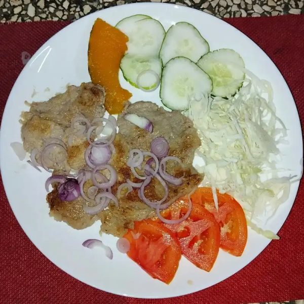 Bistec de cerdo encebollado