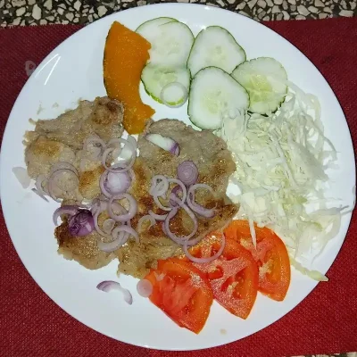 Bistec de cerdo encebollado