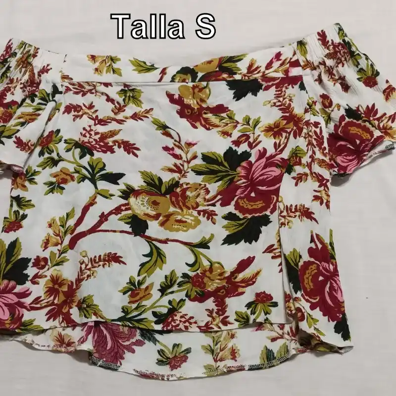 Blusa corta de mangas anchas blanca con flores.