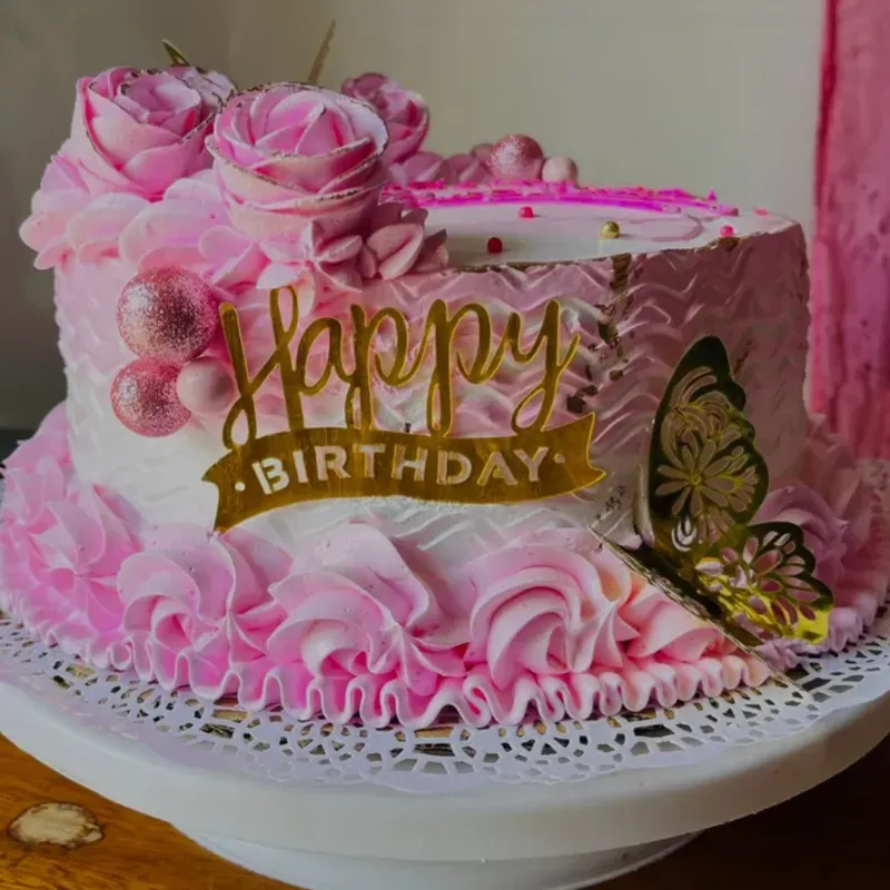 Pastel de 3 capas relleno de crema pastelera y mojado en 3 leches