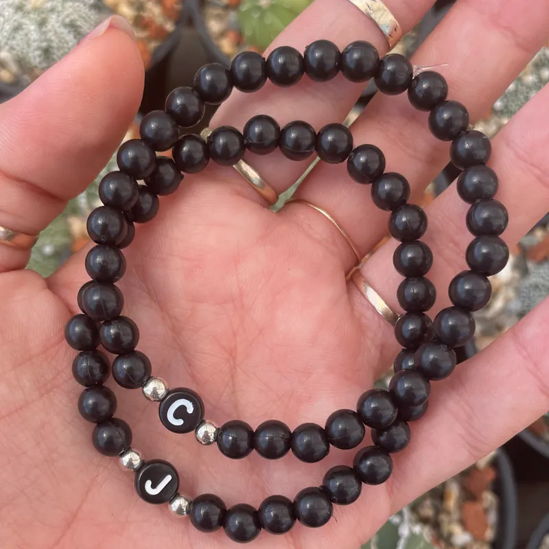 Pulseras con iniciales.