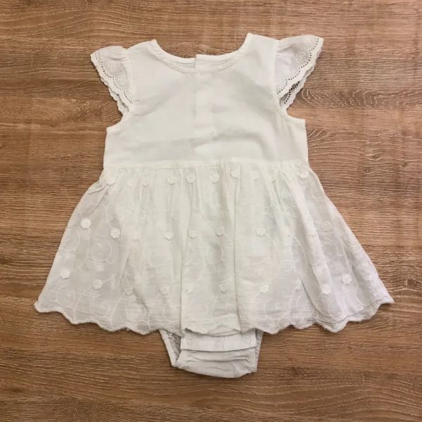 Bata para bebé con bordados