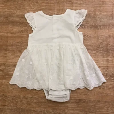 Bata para bebé con bordados