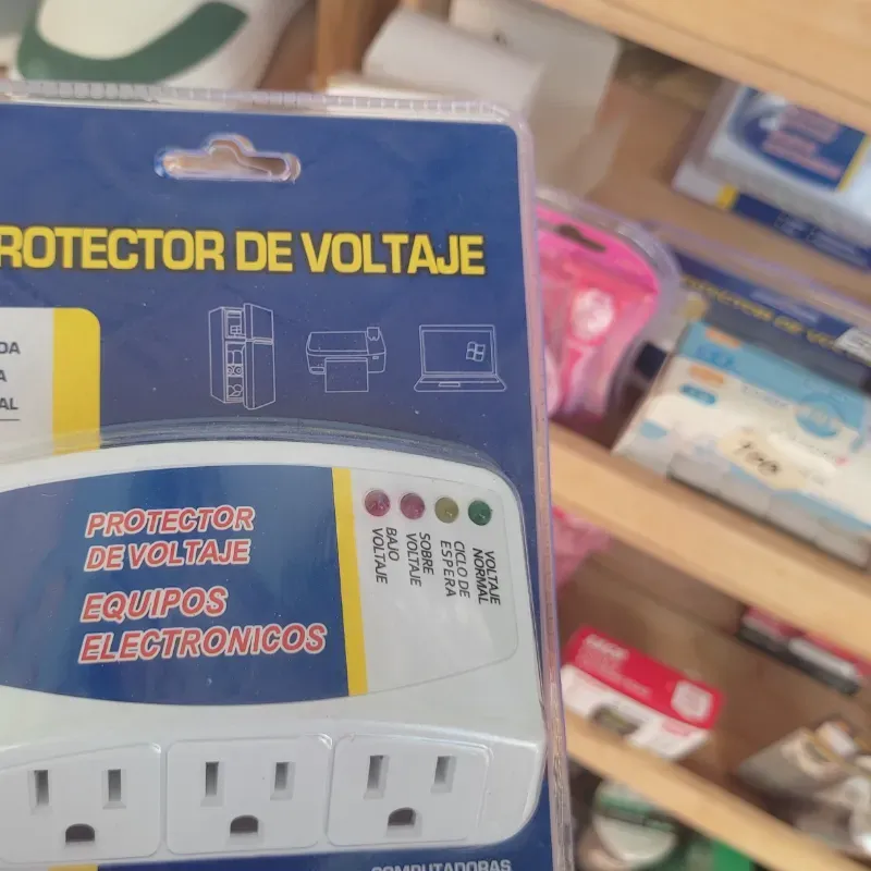 Protector de voltaje triple