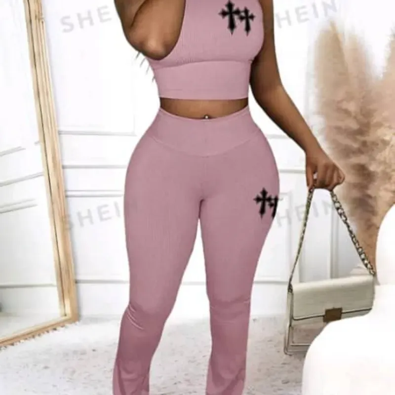 Pantalón acampanado y blusa cuello alto