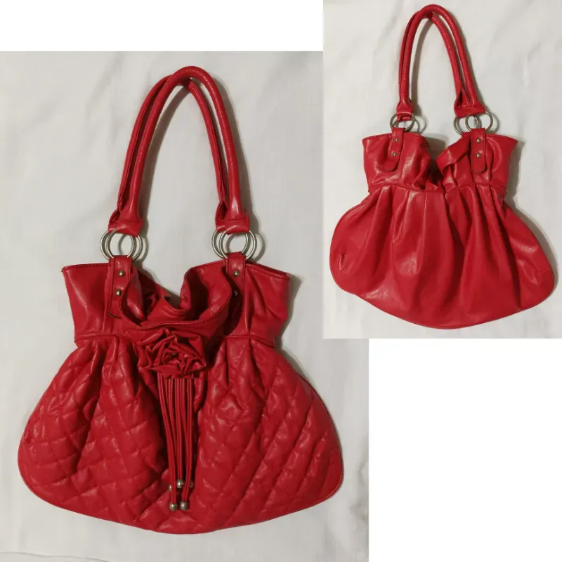 Cartera roja grande con flor