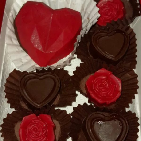 Caja de bombones de corazones y flores