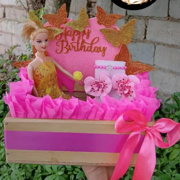 Caja con decoración rosada y dorada