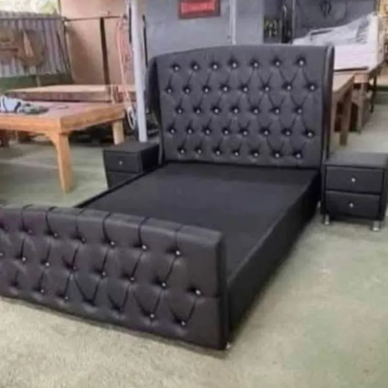 CAMA CON PIELERA Y MESITAS