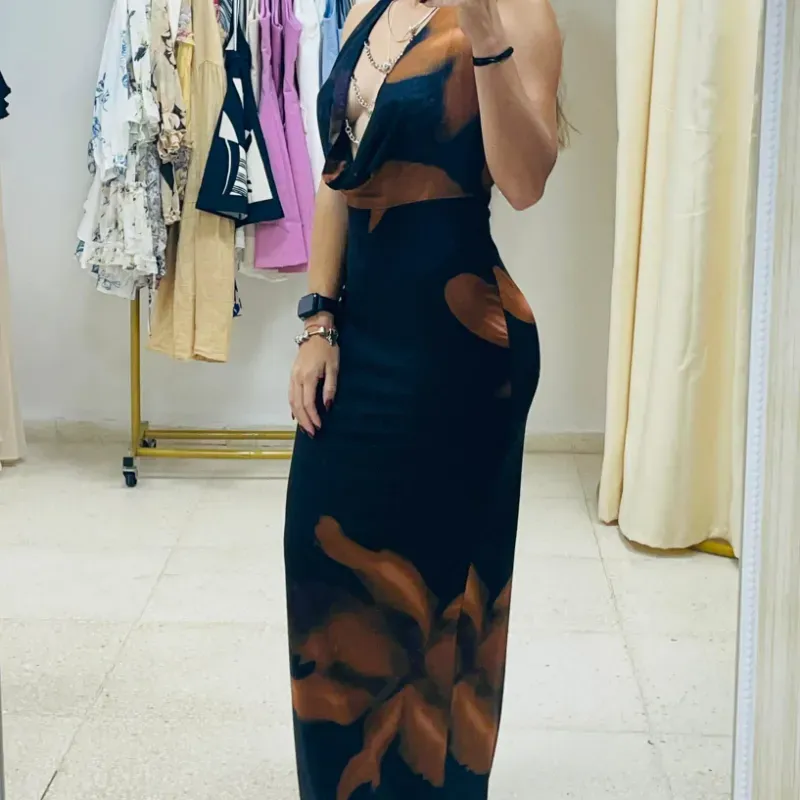 Vestido largo negro estampado carmelita con cadenas alante y espalda descubierta