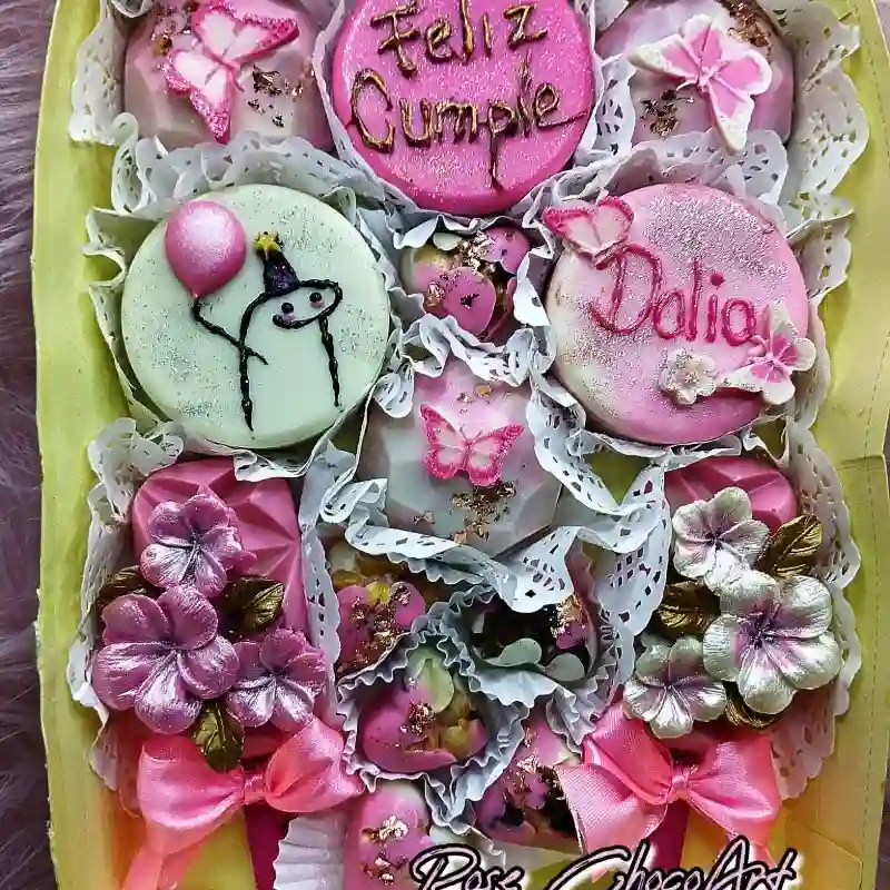 Caja *FELIZ CUMPLE,* surtida perfecta para una sorpresa a hermanos, amigos, tíos, y a todas las personas especiales en nuestra vidas.✨