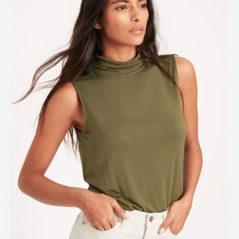 Blusa verde cuello de tortuga