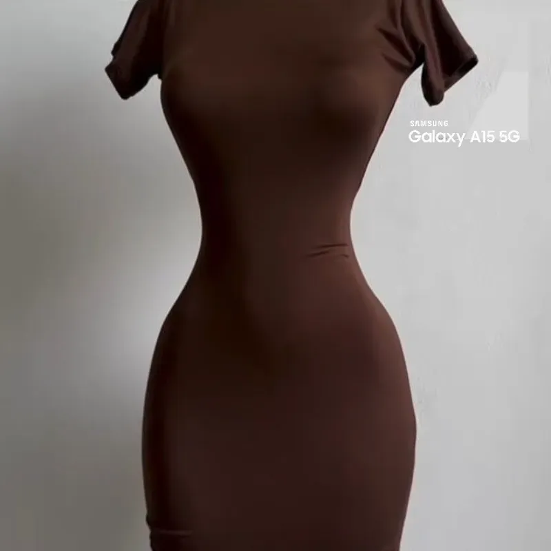 Vestido pegado de mangas