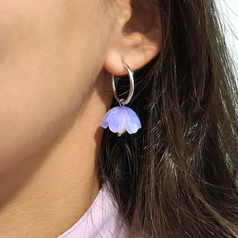 Argollas plateadas con Campanita Violeta