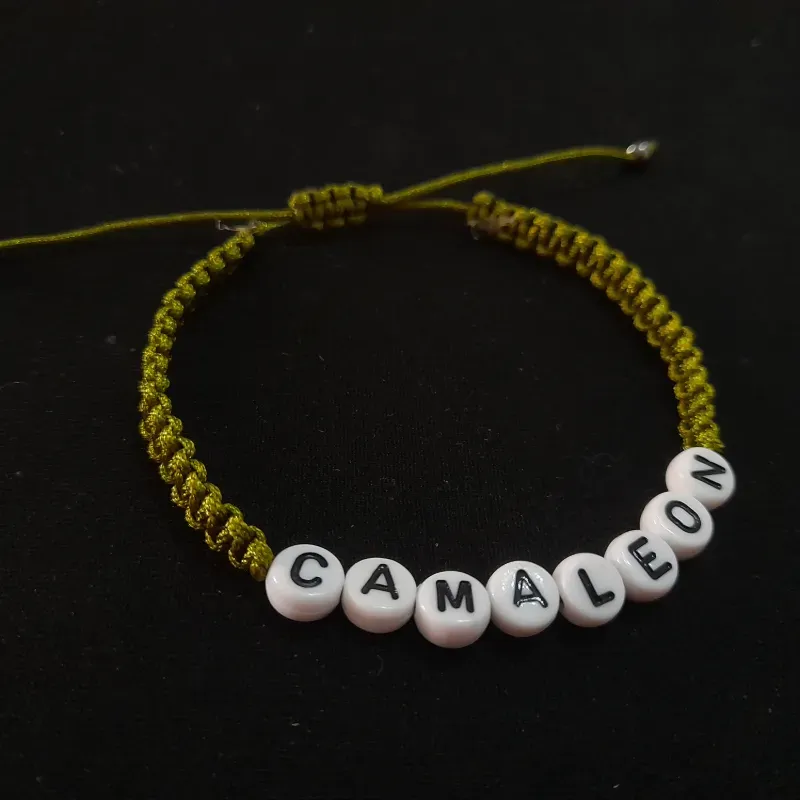 Pulseras tejidas con letras
