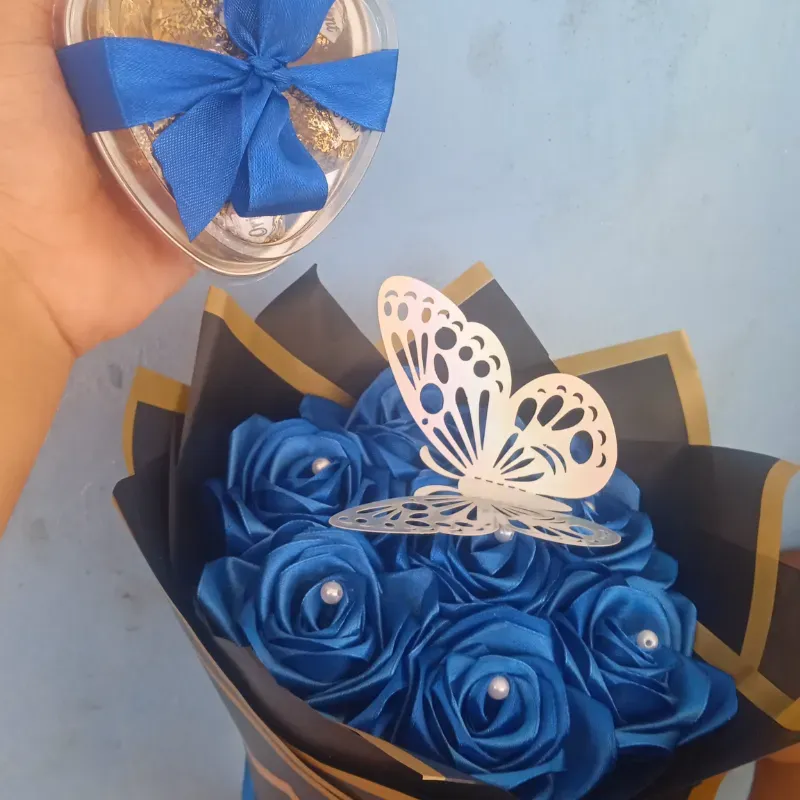 Ramo de rosas con caja de bombones