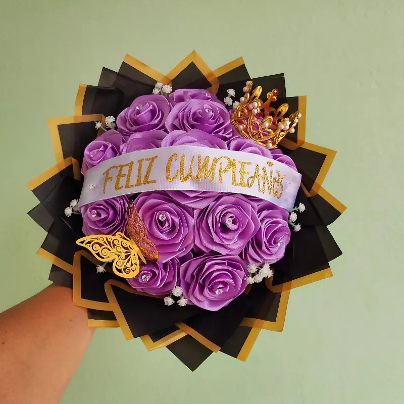 15 rosas, + la cinta + la corona+ las ramitas artificiales