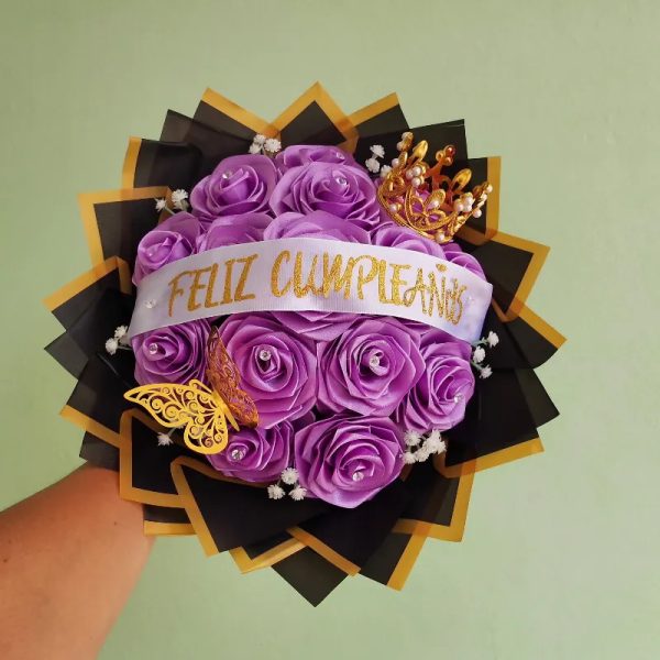 15 rosas, + la cinta + la corona+ las ramitas artificiales