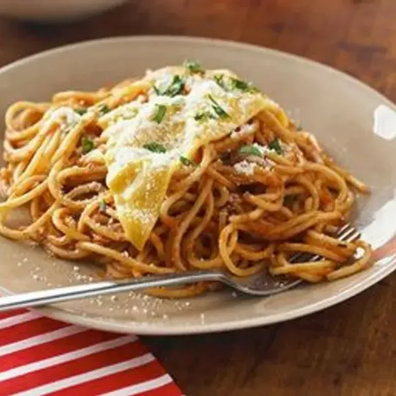 Espaguetis Napolitano c/ Queso Blanco