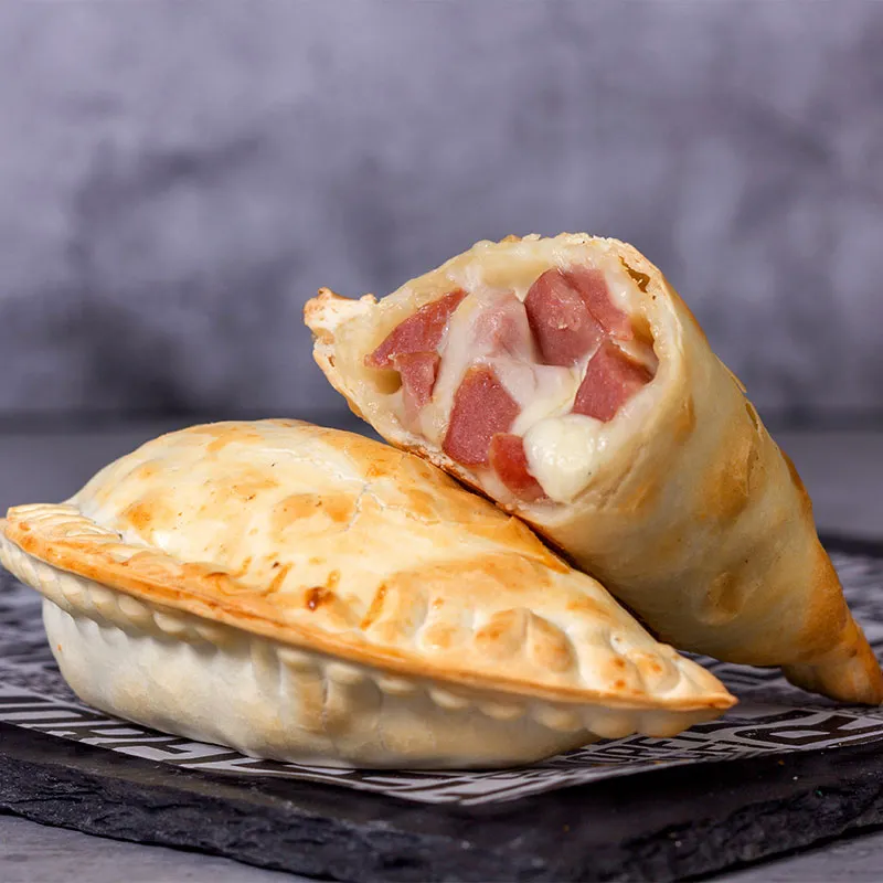 Empanada de Salchicha y Queso Blanco