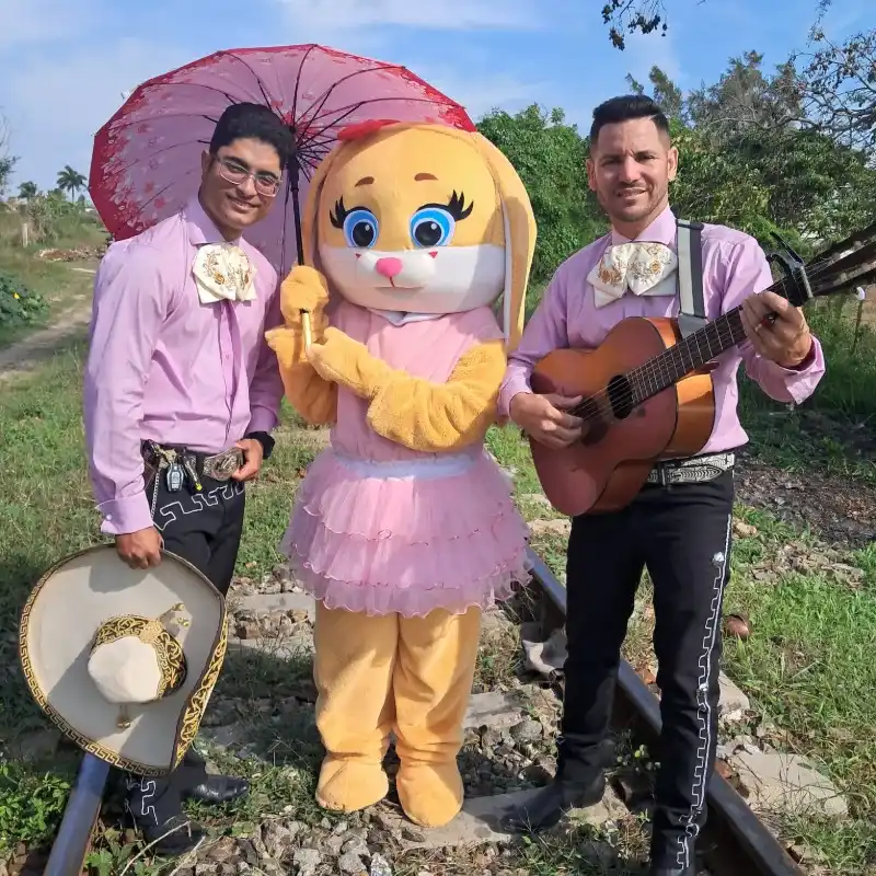 2 mariachis y 1 mascota