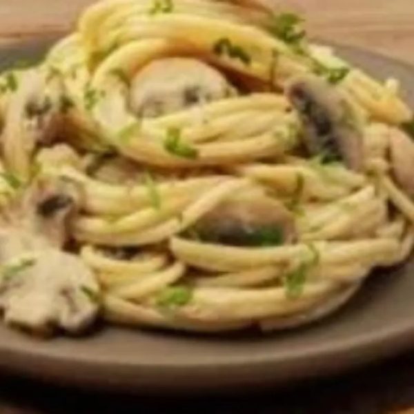 Spaguetis Napilitano con Salsa blanca