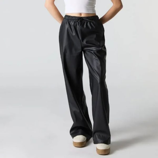 Pantalòn de pierna ancho de cuero sintético.
