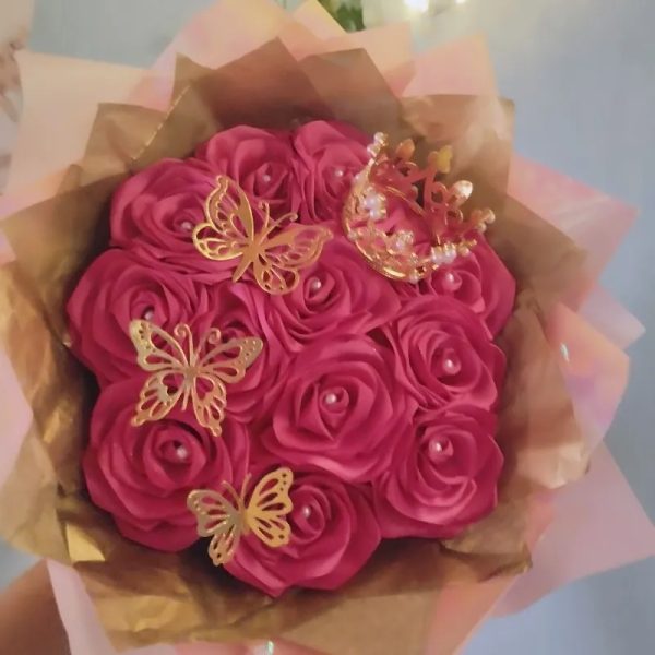 RAMO DE 15 ROSAS CON CORONA