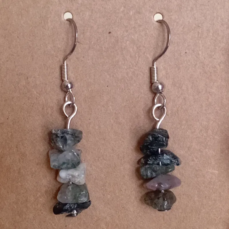 Aretes de piedras naturales