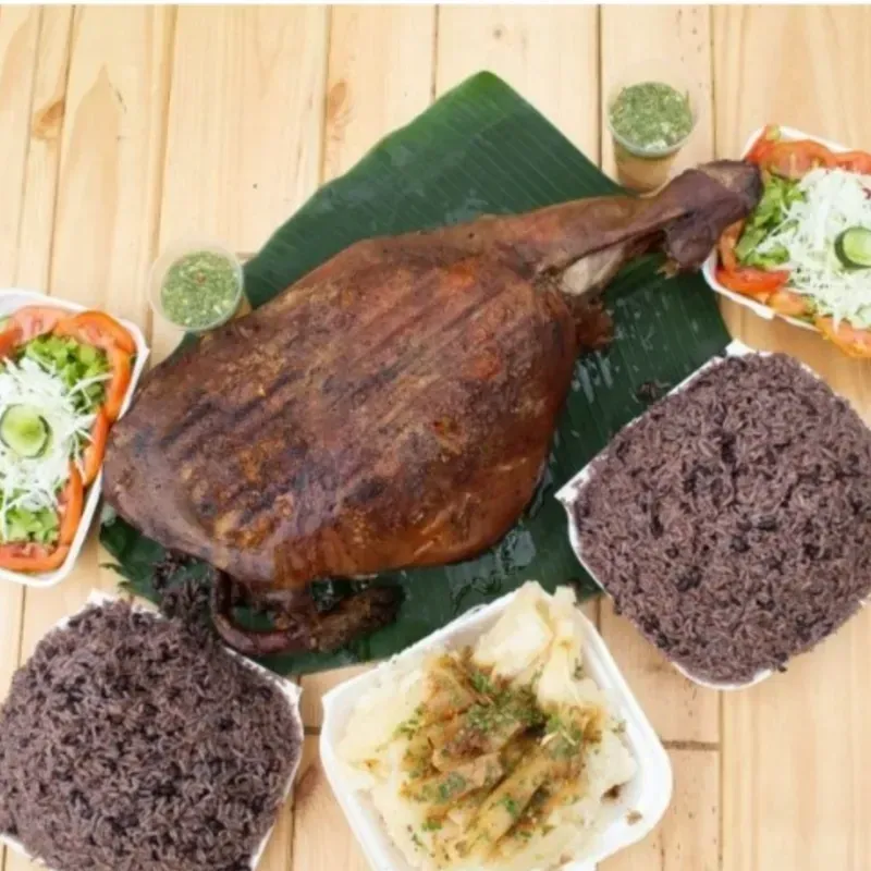 Combo para 25 personas. Pierna de cerdo asada