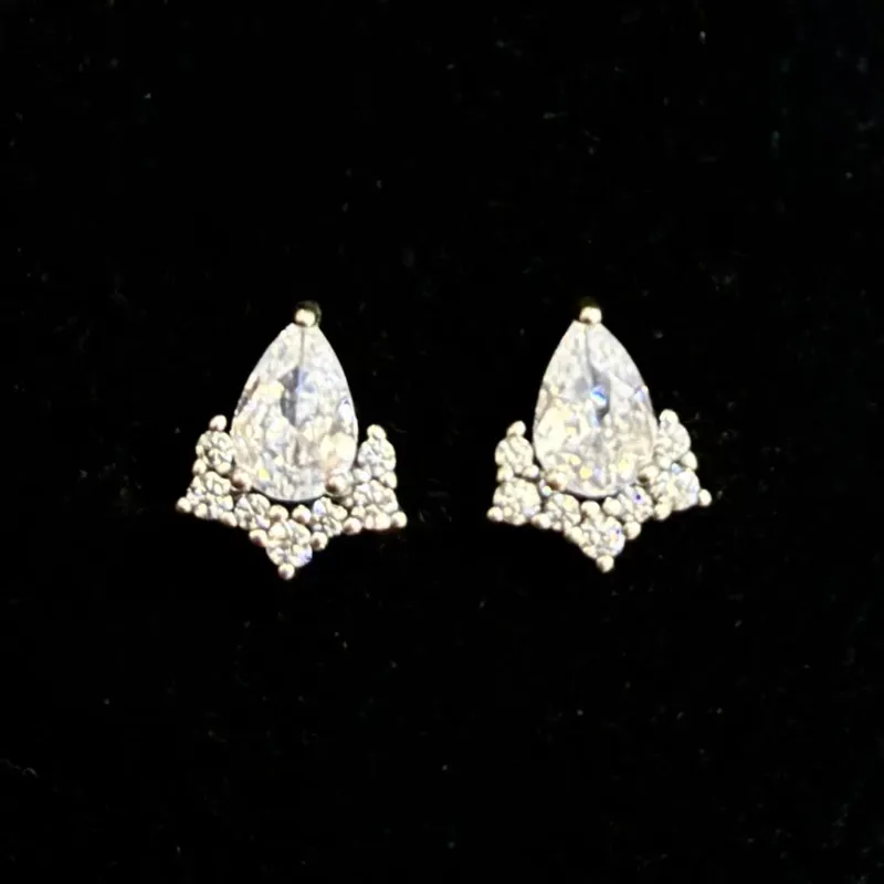 Aretes de lágrimas con corona
