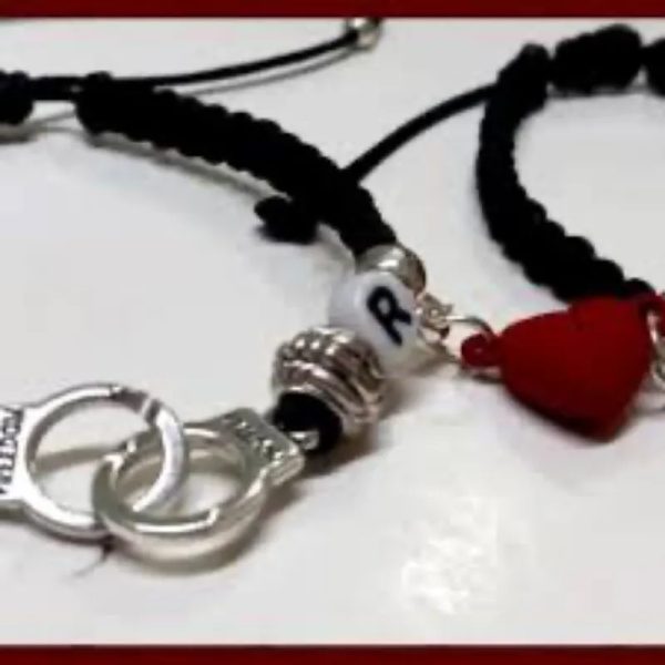 Pulsos de Esposas con iniciales y corazon imantado