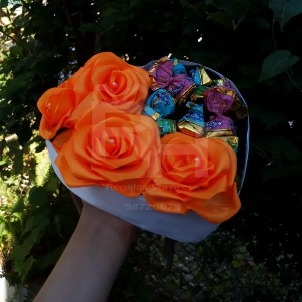 Corazón mini de rosas y bombones