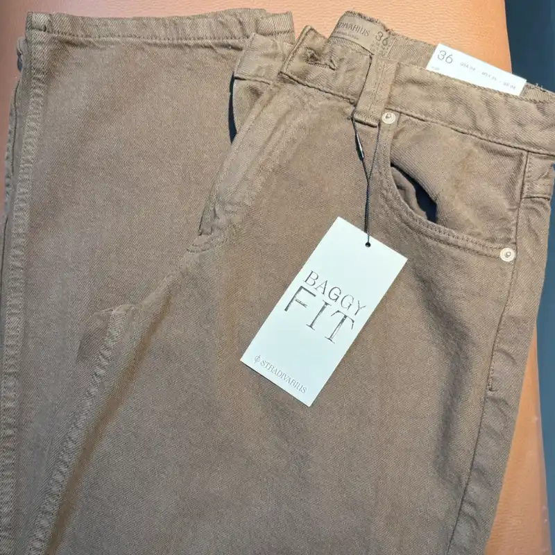 Pantalón de mezclilla carmelita Stradivarius