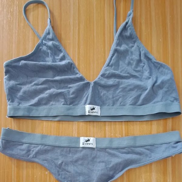 Conjunto gris de sostén y tanga