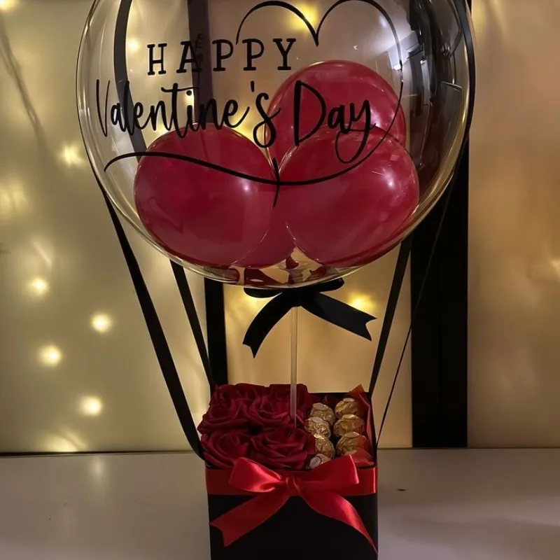 Caja con 4 rosas eternas , bombones y globo burbuja