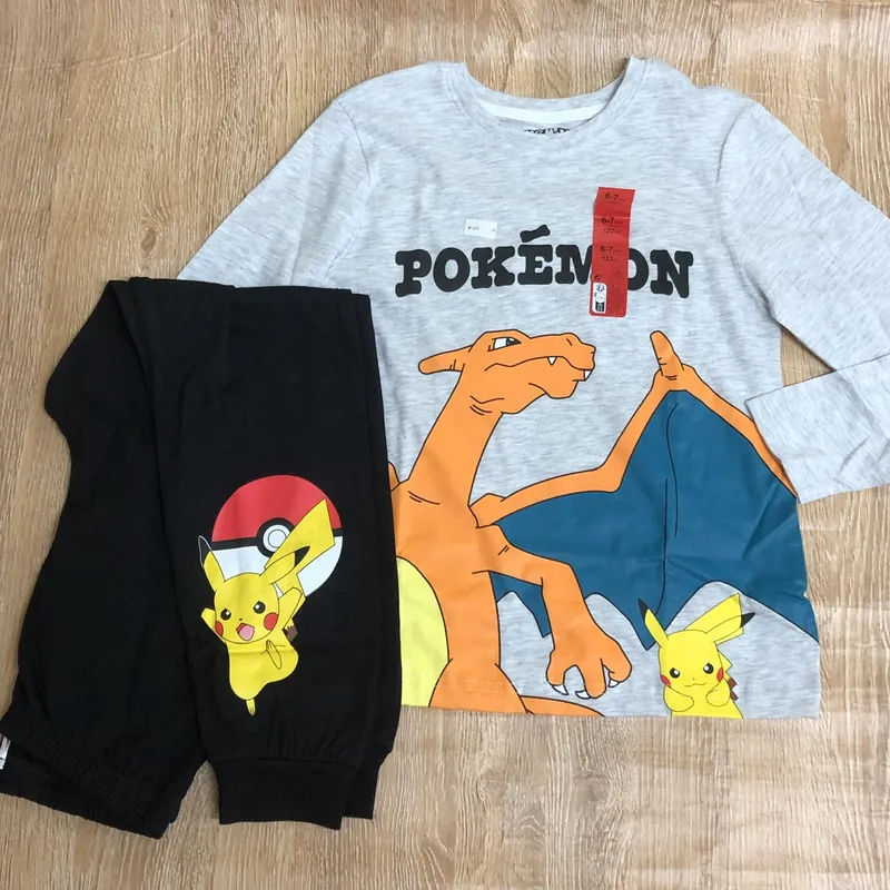 Pijama de Pokémon color gris