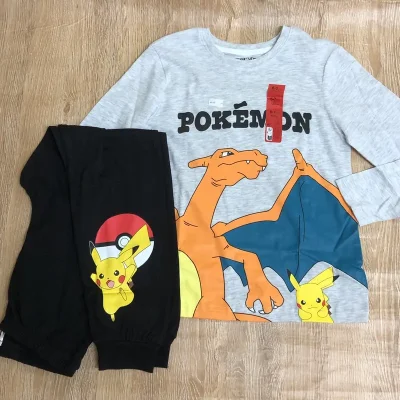 Pijama de Pokémon color gris