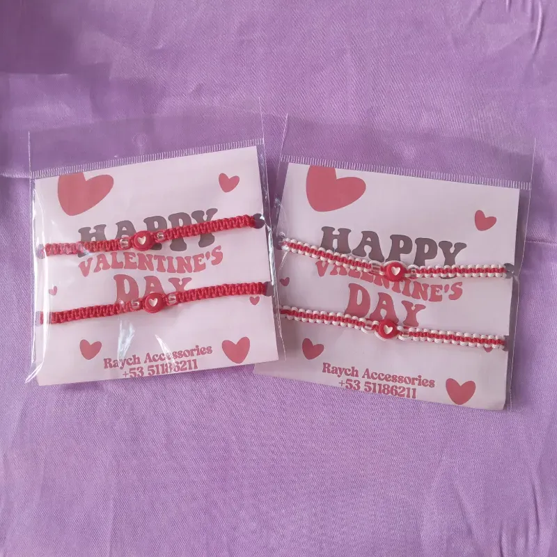 Pulseras tejidas con corazón rojo