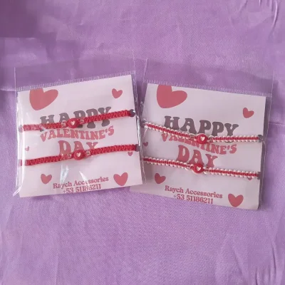 Pulseras tejidas con corazón rojo