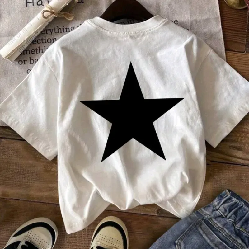 Camiseta blanca con diseño de estrella en la espalda