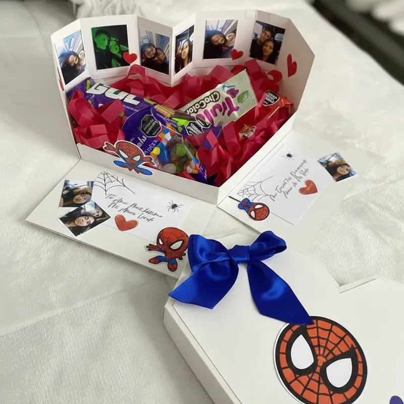 Caja en forma de corazon con temática de spiderman