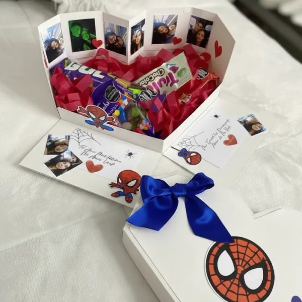 Caja en forma de corazon con temática de spiderman