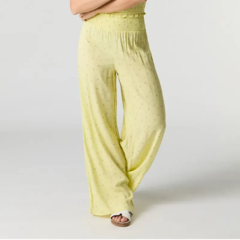 Pantaloneta de hilo amarilla.