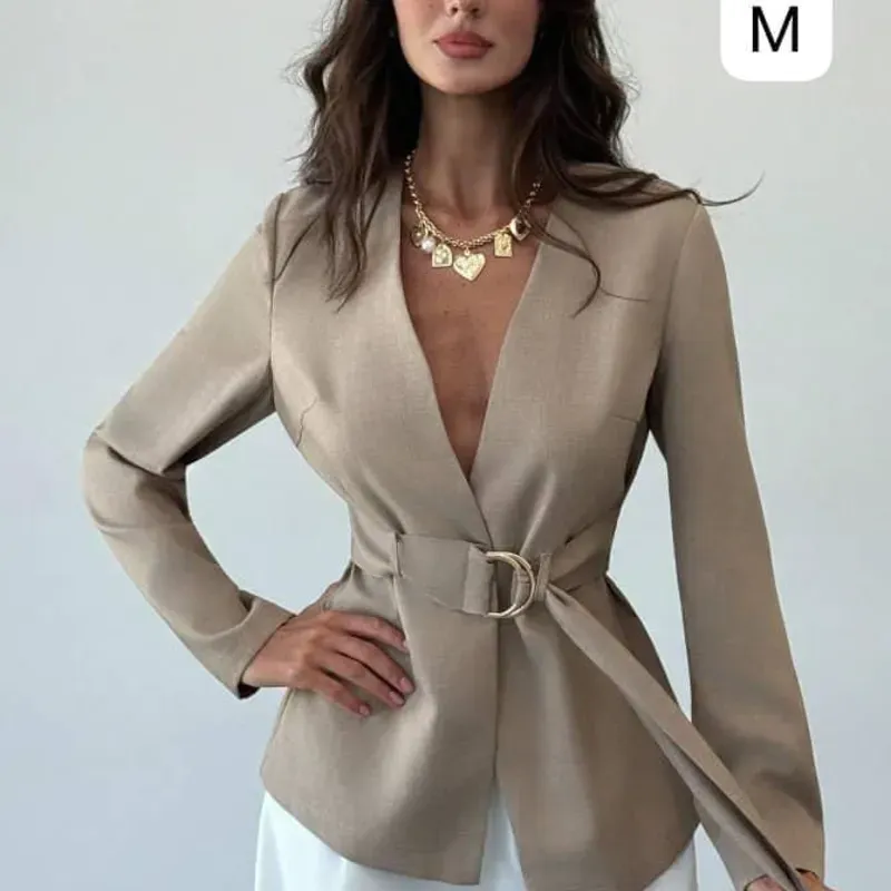 Blazer Beige con Cinturón – Poder femenino con elegancia estructurada